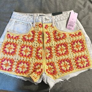 High rise denim shorts
Size 4/27